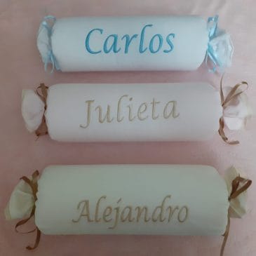 Cojin Antivuelco en Forma de Caramelo Con Nombre Personalizado (Varios Colores)