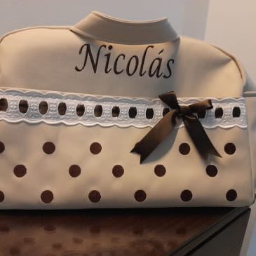 Bolso Maternidad Polipiel o Polipiel/Tela Con Nombre Personalizado, Bordado Bodoque y Puntilla (Varios Colores)