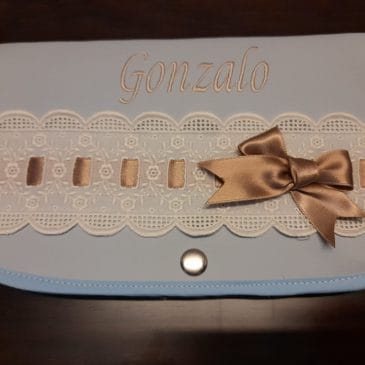 Portadocumentos Polipiel Con Nombre Personalizado y Puntilla (Varios Colores)