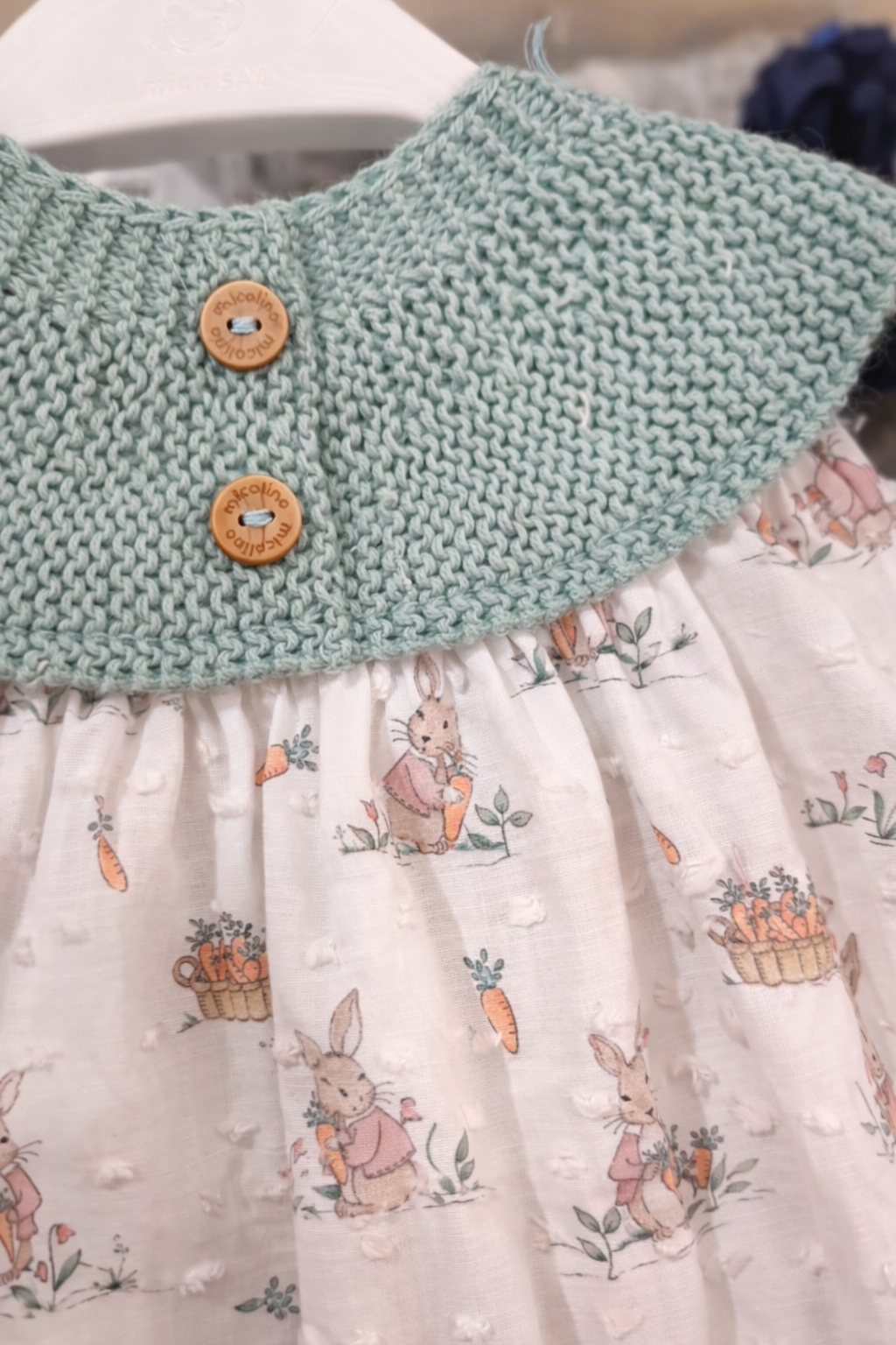 detalle pelele bebé algodón estampado micolino irina 0951 cuello punto verde