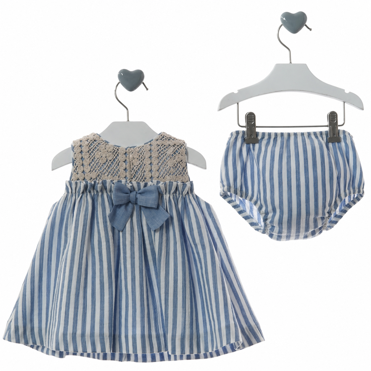 Jesusito bebé elegante azul cielo con rayas y detalle de lazo de Marta y Paula. Jesusito bebé niña azul cielo con rayas y lazo frontal Marta y Paula colección Nagare