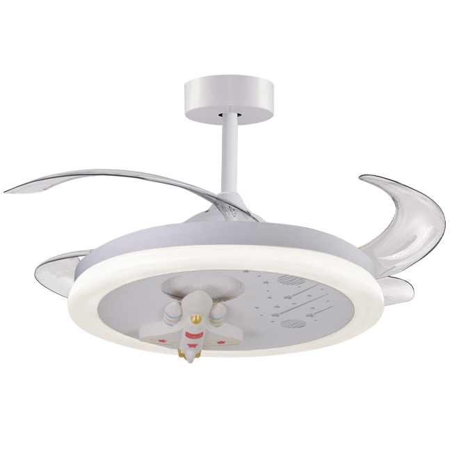 Ventilador de techo infantil Nave Espacial de Interlusa con luz LED y aspas retráctiles abiertas.