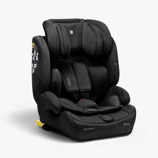 Silla infantil negra vista en diagonal sobre fondo blanco, con reposacabezas, arnés acolchado y conectores ISOFIX amarillos.