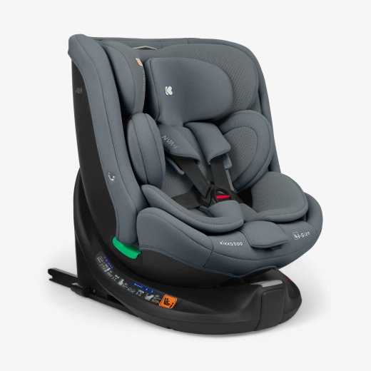 Silla infantil gris oscuro vista en diagonal sobre fondo blanco, con arnés acolchado y base ISOFIX.