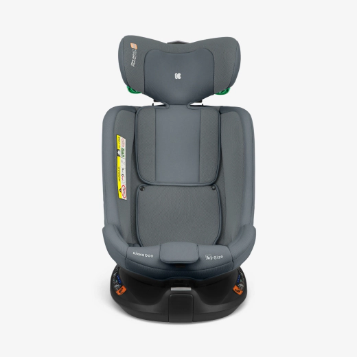 Vista frontal de la silla gris oscuro configurada para un niño mayor, con el reposacabezas elevado. Vista frontal de la silla gris oscuro configurada para un niño mayor, con el reposacabezas elevado.